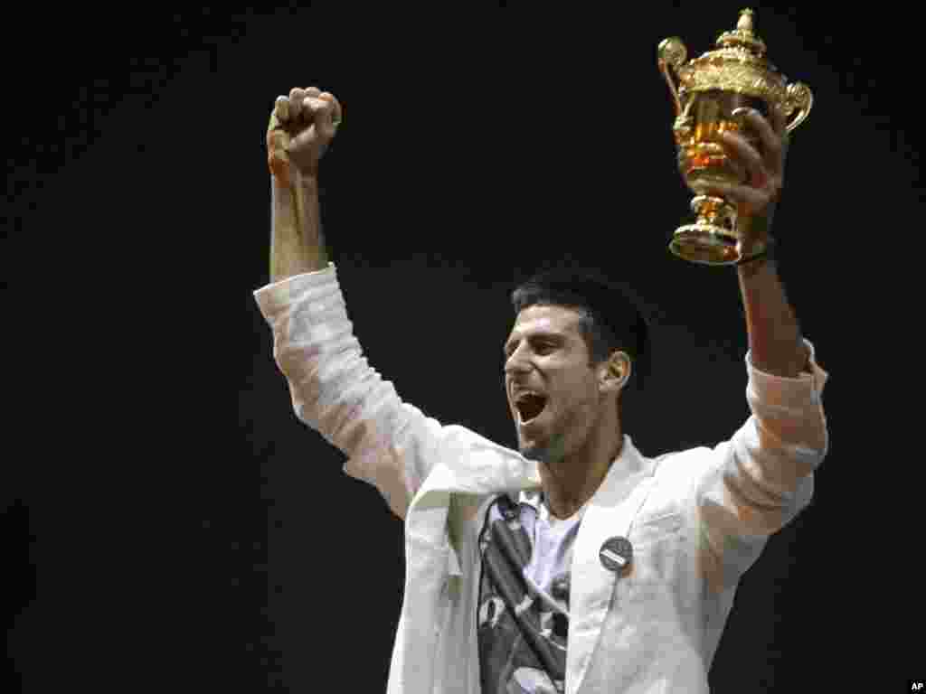 Najbolji teniser sveta i šampion Vimbldona Novak Đoković dočekan je u Beogradu na platou ispred Doma Narodne skupštine pred 100.000 ljudi, 04.07.2011. Foto: AP / Marko Drobnjaković