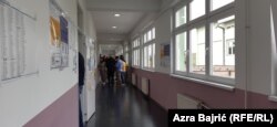 Glasači na biralištu Ćoralići u Cazinu, 6. oktobar 2024.