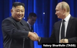 Kim Dzsongun (b) és Vlagyimir Putyin találkozója Vladivosztokban 2019. április 25-én