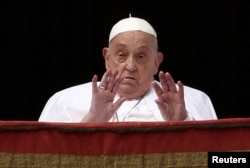 Papa Francisc transmite mesajul „Urbi et Orbi” în Piața Sf. Petru, în Duminica Paștelui, la Vatican, 20 aprilie 2025.