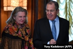Karin Kneissl és Szergej Lavrov orosz külügyminiszter Moszkvában 2019. március 12-én.