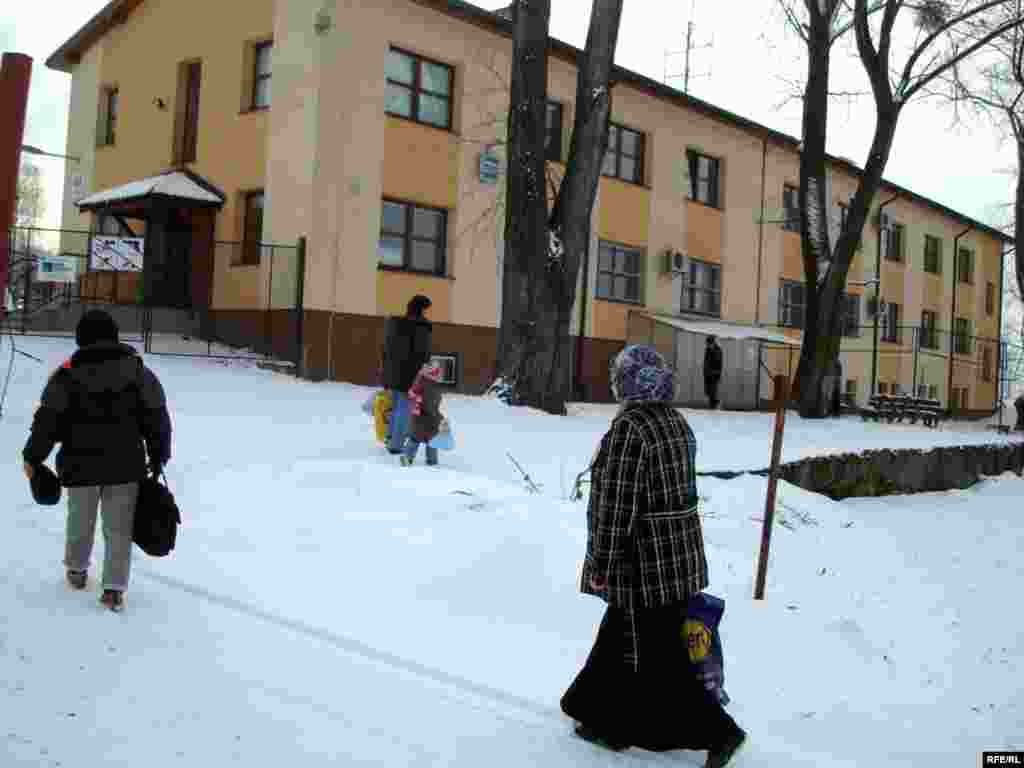 Қазақ босқындары лагерь орталығына бет алды. Вышни Лхоты, 1 ақпан 2009 жыл. - Казахские беженцы-салафиты подходят в приемный центр чешского лагеря для беженцев. Вышни Лхоты, 1 февраля 2009 года.