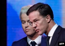 Mark Rutte (dreapta), al cărui partid a ieșit pe locul trei, rămâne premierul interimar al Olandei până când Wilders (stânga) va reuși să formeze un guvern. Dacă Widlers va eșua, e posibil ca alianța de stânga care a ieșit pe locul doi să fie invitată să formeze un guvern.