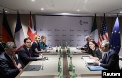 Șefa diplomației europene, Kaja Kallas, la întâlnirea de la Munchen cu secretarul american de stat Marco Rubio, cu ministrul italian de Externe, Antononio Tajani (al treilea din dreapta) și ministrul german de Externe, Annalena Barebock (a doua din dreapta).