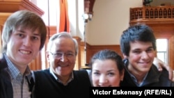 Profesorul David Geringas cu elevii săi, între care Natalia Costiuc, la Kronberg