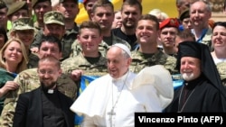 Папа Римський Франциск особисто привітав делегацію українських військових, які взяли участь у загальній папській аудієнції на площі Cвятого Петра у Ватикані, 22 травня 2019 року