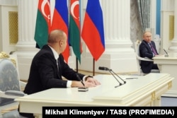 Әзербайжан президенті Илхам Әлиев (сол жақта) пен Ресей президенті Владимир Путин екі ел арасындағы одақтастық ынтымақтастық туралы декларацияға қол қойып отыр. Мәскеу, 22 ақпан, 2022 жыл.