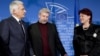 Голова парламенту ЄС Єжи Бузек (ліворуч) вітає голову «Союзу поляків» у Білорусі Анжеліку Борис (праворуч) та лідера опозиції Білорусі Олександра Мілінкевича під час зустрічі в парламенті ЄС. Брюссель, 23 лютого 2010 року