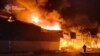 Fotografie oferită de Serviciul ucrainean de urgență. Pompierii sting incendiul la un depozit în urma unui atac rusesc în Ciuhuiv, regiunea Harkov. 17 martie 2025. 