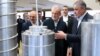 Președintele iranian Masoud Pezeshkian (centru) și șeful Organizației pentru Energie Atomică din Iran, Mohammad Eslami (dreapta), pe 9 aprilie la Teheran, la un eveniment de Ziua Tehnologiei Nucleare din Iran. 
