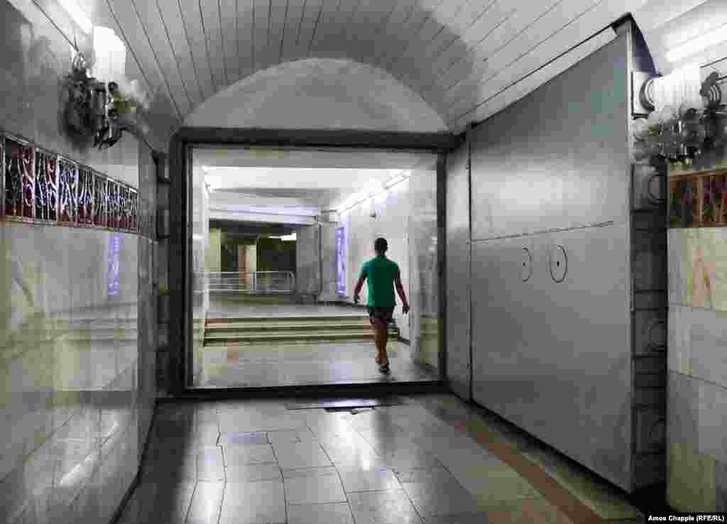 O fotografie de arhivă din 2018 arată o ușă antiexplozie în interiorul metroului din epoca sovietică din Tașkent, Uzbekistan. Rețeaua de adăposturi nucleare din interiorul metroului din Praga este una dintre puținele de acest tip din lume. Unele secțiuni ale metrourilor din Moscova, Kiev și Tașkent (foto) sunt, de asemenea, echipate pentru a proteja oamenii de armele de distrugere în masă. 