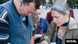Пикетчики подписали поздравительные открытки для Валентина Данилова