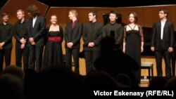 Andrei Ioniță (st.) și laureații Galei finale de la Academia Kronberg