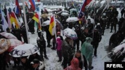 Первый отклик в республике – пикет в знак протеста против общения осетин с Патриархом у здания Югоосетинского университета