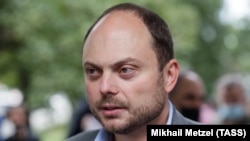 Jurnalistul și politicianul Vladimir Kara-Murza participând la comemorarea activistului pentru drepturile omului Serghei Kovalev, Centrul Saharov, Moscova, 13 august 2021 