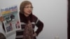 Розлана Таукина, редактор "Правдивой газеты", показывает в суде один из номеров издания. Алматы, 10 февраля 2014 года. 