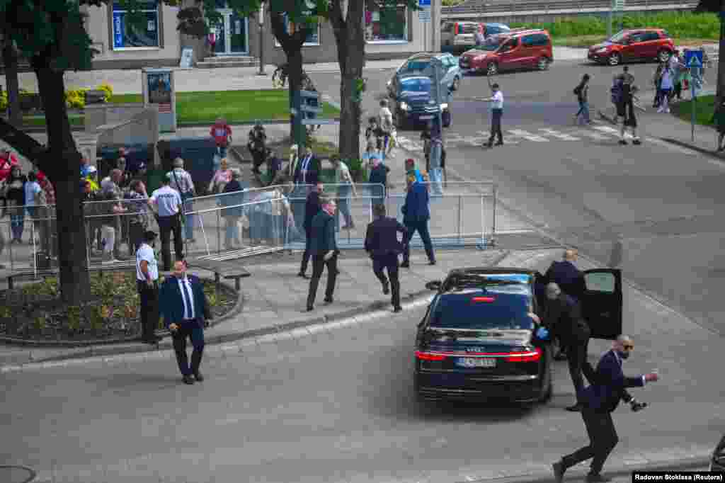 Bodyguarzii se grăbesc să intervină la fața locului. Un reporter de la cotidianul slovac Dennik N a declarat că a auzit împușcăturile, după care a văzut gărzile de corp ducându-l pe premier spre mașină.