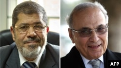 Mohamed Mursi (stg.) şi Ahmed Shafiq.