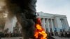 Праворадикальные активисты протестуют против новых законов о будущем Донбасса у здания Верховной Рады. 16 сентября
