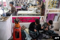 Un atelier de croitorie din Kabul. Sub talibani, croitorilor bărbați le este interzis să facă haine pentru femei.