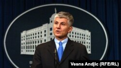 Zoran Đinđić na konferenciji za novinare u Beogradu, 25. decembar 2002. Foto: Vesna Anđić