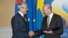 Predsednik Srbije Boris Tadić predao je zahtev Srbije za članstvo u EU švedskom premijeru Fredriku Rejnfeltu 22. decembra 2009.