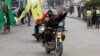 Libanezi salutând armistițiul cu steaguri Hezbollah la Tyre, pe 27 noiembrie 2024, 