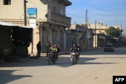 2 decembrie, Tal Rifaat - luptători antiguvernamentali patrulează pe străzile orașului predominant kurd.