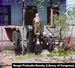 Un mullah cu barbă albă, cu un grup de discipoli, lângă Batumi. Orașul situat pe țărmul Mării Negre a fost cucerit de Imperiul Otoman în 1547 și mulți locuitori s-au convertit la Islam înainte ca Batumi să fie ocupat de forțele ruse și georgiene în 1878.