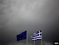 Zastave EU i Grčke se vijore u Atini dok se sprema oluja, oktobar 2011. - ilustracija