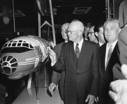 Președintele American Dwight D. Eisenhower examinând un avian sovietic YU-114 din New York, pe 29 iunie 1959