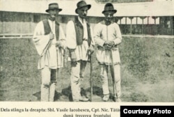 După trecerea frontului: Tătăranu-Rădulescu-Iacobescu (Foto: N. Tătăranu, Acum un sfert de veac..., 1940)