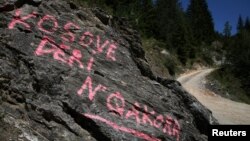 Një mbishkrim ku shkruan "Kosovë deri në Çakorr".