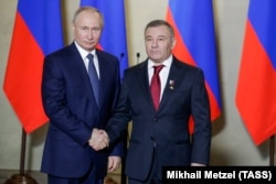 Președintele Rusiei, Vladimir Putin, l-a decorat pe Arkady Romanovici Rotenberg cu o stea de aur acordată eroului rus al Muncii Erou rus al Muncii, proprietar al Stroygazmontazh sau SGM Grup, firmă de construcții de infrastructură, pentru construcția Podului din Strâmtoarea Kerci, numit și „Podul lui Putin” - 18 martie 2020.