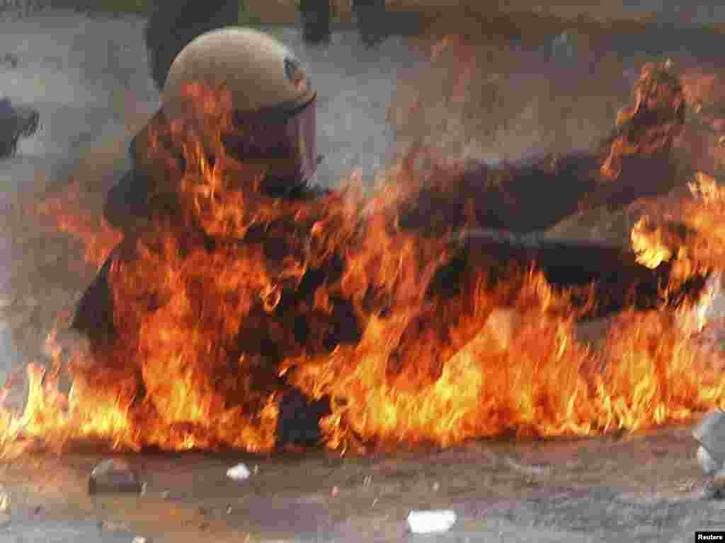 Grčka - Štrajk u Ateni izazvao je sukob demonstranata i policije, 05.05.2010. Foto: Reuters / John Kolesidis 