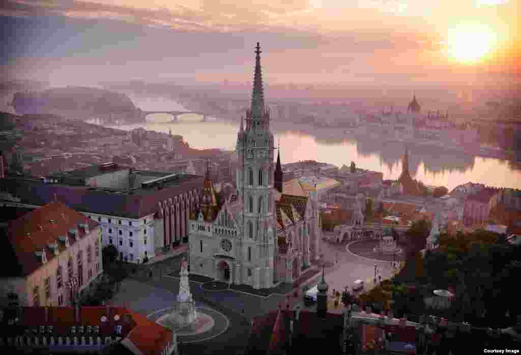 Biserica Matthias din Buda este locul unde erau încoronați regii maghiari. Clădirea a fost grav avariată în timpul asedierii Budapestei, în 1945, iar restaurarea ei a durat până în anii 1980.