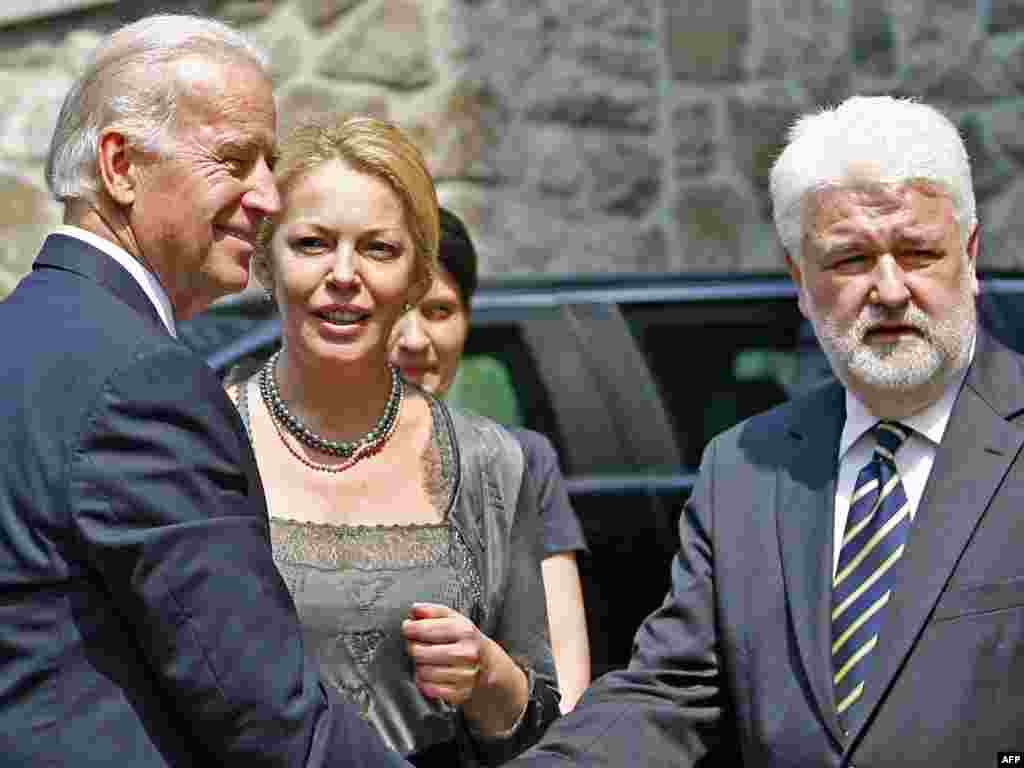 Bajden, Cvetković i Ružica Đinđić - Bajden se prilikom posete Beogradu susreo i sa udovicom pokojnog premijera Srbije Zorana Đinđića, Ružicom Đinđić i sadašnjim premijerom Srbije Mirkom Cvetkovićem.