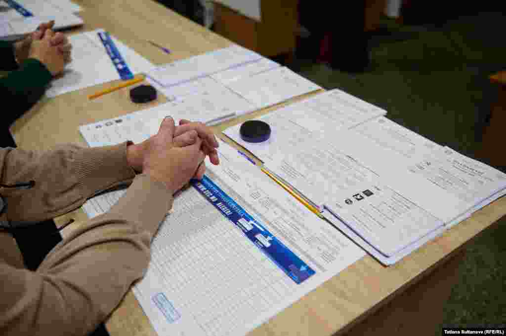 Pe buletinul de vot pentru referendum este o singură întrebare: „Susțineți modificarea Constituției în vederea aderării Republicii Moldova la Uniunea Europeană?” și două opțiuni de vot: „Da” și „Nu”. Dacă referendumul va trece, în cea mai importantă lege a țării – Constituția – va fi scris că integrarea în Uniunea Europeană este „obiectivul strategic” al R. Moldova, iar identitatea poporului R. Moldova este „europeană”. Către ora 15:00, peste 32% din alegători au votat și la referendum. 