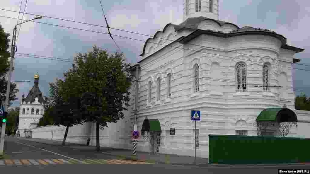Одно из излюбленных мест посещения туристами – монастыри Костромы. Один из них - Богоявленско-Анастасиин женский монастырь, основанный в 1426 году и расположенный в самом центре города, вблизи основных достопримечательностей. Кострома известна Ипатьевским монастырем, основанным в 1330 году, который был резиденцией Романовых. Еще одной достопримечательностью Костромы является Пожарная каланча (музей пожарного дела).