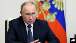 În zorii zilei de 24 februarie 2022, V. Putin a anunțat așa-numita „operațiune militară specială”. Din martie 2023, pe numele lui există un mandat de arestare internațional pentru crime de război privind deportarea de copii ucrainieni.