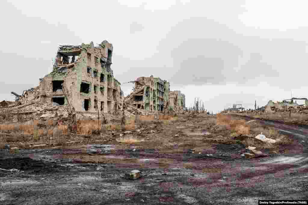  Ruinele clădirilor din Mariinka, fotografiate pe 4 decembrie. Fotografa ucraineană Alena Grom a vizitat Mariinka de mai multe ori începând cu 2017, în perioada conflictului de intensitate scăzută cu forțele susținute de Rusia. Ea a spus pentru RFE/RL: &bdquo;Orașul era mic, așa că toată lumea se cunoștea, dar localnicii ieșeau doar ziua&rdquo;. 