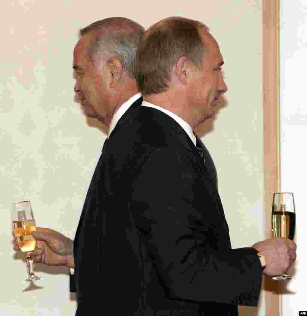 Uzbekistan - Zdravica - Uzbekistanski predsjednik Islam Karimov i premijer Rusije Vladimir Putin nazdravljaju jedan drugom u Taškentu.