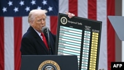Președintele SUA, Donald Trump, a prezentat o listă cu țările împotriva cărora impune așa-numite taxe vamale reciproce. 2 aprilie, 2025.