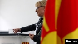 Žena glasa na predsjedničkim izborima u Skoplju, Sjeverna Makedonija(Fotoarhiv)