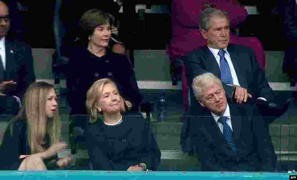 Bivši američki predsjednik Bill Clinton, sa suprugom Hillary Clinton i kćerkom Chelsea, bivši američki predsjednik George W. Bush sa suprugom Laura Bush prisustvovali su komemoraciji, 10. decembar 2013. 