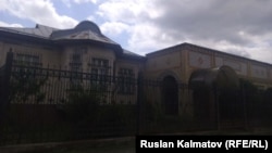 Дом сына Кадыржана Батырова в селе Дмитриевка.