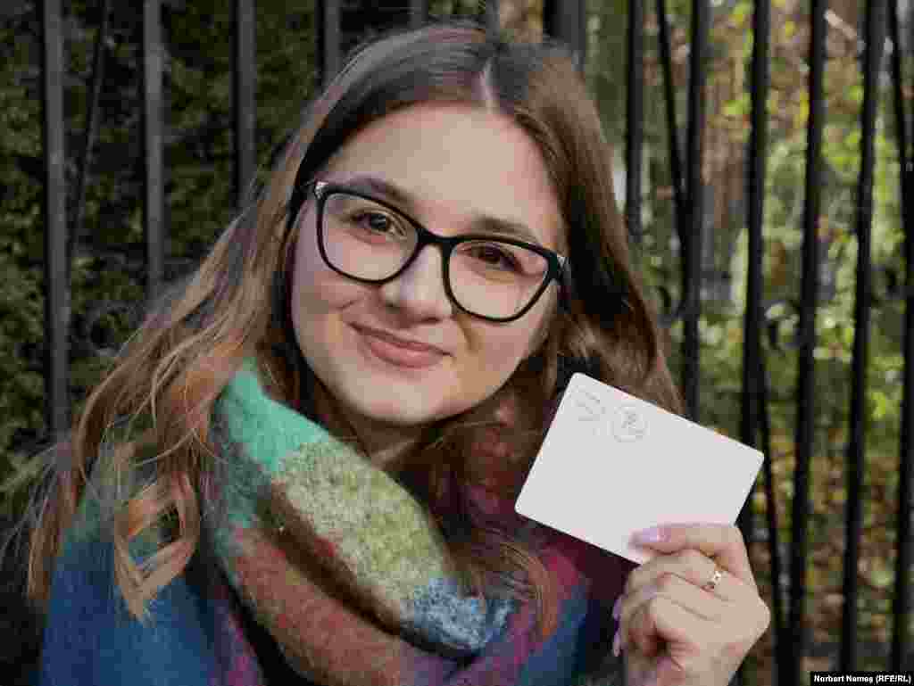 Riana este studentă în anul I la Medicină. În opinia ei, un singur vot poate să facă diferența. A luat o decizie cu ușurință în ceea ce ține de votul pentru prezidențiale și ar vrea ca viitorul șef de stat să aibă o proprie voce și să nu fie „dirijat din spate”. 