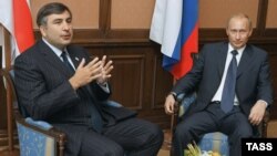 Կազան, 27-ը օգոստոսի, 2005թ․ - Ռուսաստանի նախագահ Վլադիմիր Պուտինը և Վրաստանի նախագահ Միխեիլ Սաակաշվիլին հանդիպում են ԱՊՀ նիստի շրջանակում