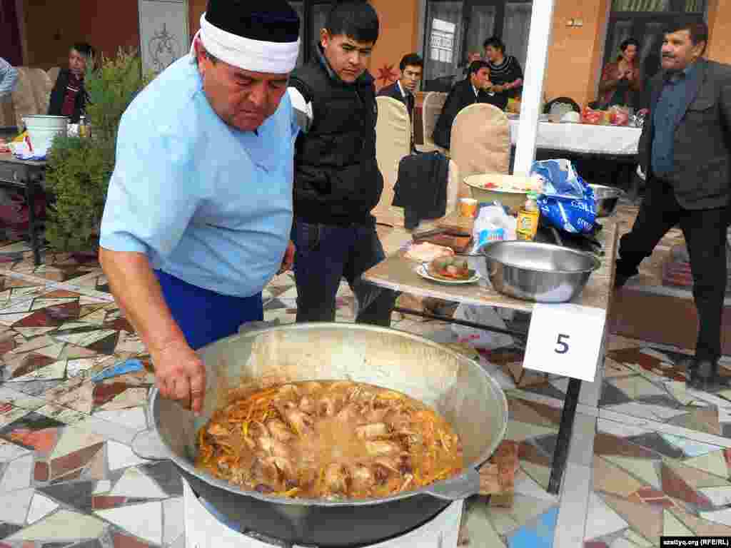 Откирбек Исраилов готовит плов «Согласие» с добавлением мяса перепелки. Шымкент, 25 октября 2014 года.