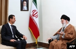 Liderul suprem iranian Ayatollah Ali Khamenei (d) se întâlnește cu președintele Siriei, Bashar al-Assad, la Teheran, în februarie 2019.
